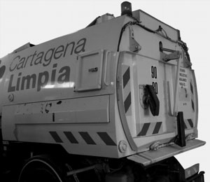 Aquí encontrará los recambios necesarios para garantizar la estanqueidad de la puerta de descarga trasera de la barredora Johnston de las series VT / VS / 600 / 625 / 700 / AJ. Le ofrecemos la junta de sellado para el portón trasero , las juntas de recirculación y la junta de ajuste del tapón de descarga, todos ellos fabricados en materiales de gran calidad y elevada resistencia mecánica.